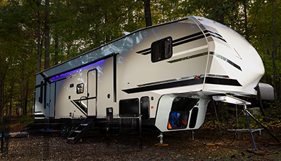 Fifth wheel trailer